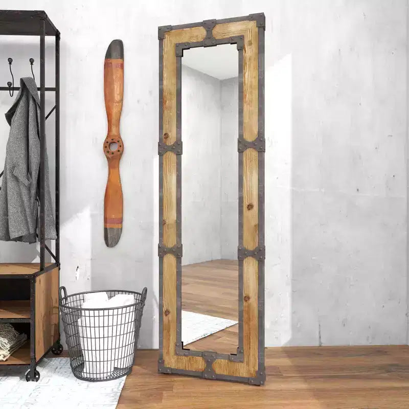 Specchio da terra rustico a figura intera, cornice in legno marrone e metallo, altezza 68", autoportante