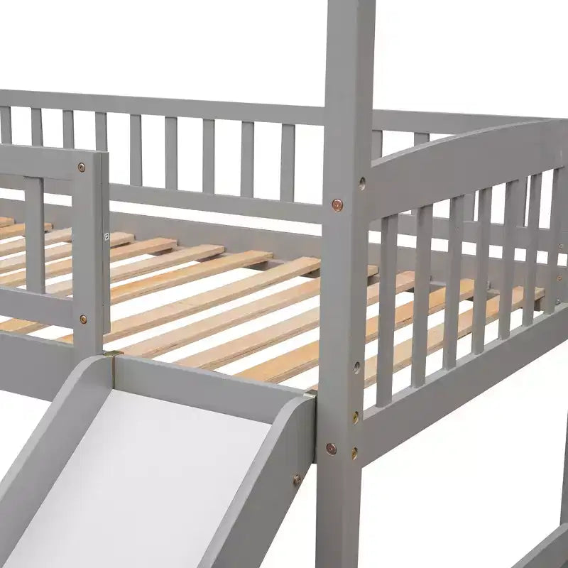 Letto a soppalco a capanna per bambini con scivolo, in legno massello di pino, capacità 136 kg