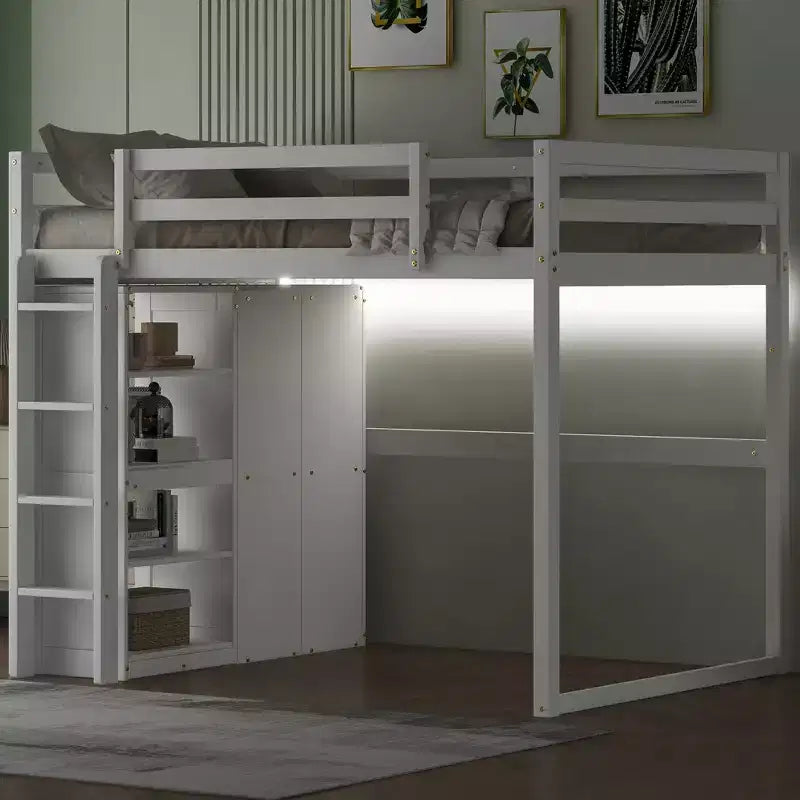 Letto a soppalco a grandezza naturale con armadio integrato, mensole portaoggetti e luce a LED, in legno di pino