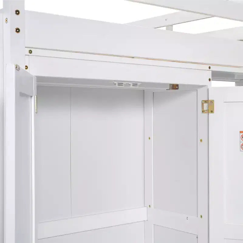 Letto a soppalco a grandezza naturale con armadio integrato, mensole portaoggetti e luce a LED, in legno di pino