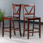 Set di 2 sgabelli da bar con schienale a V, altezza bancone, in noce, legno massello, altezza seduta 61 cm