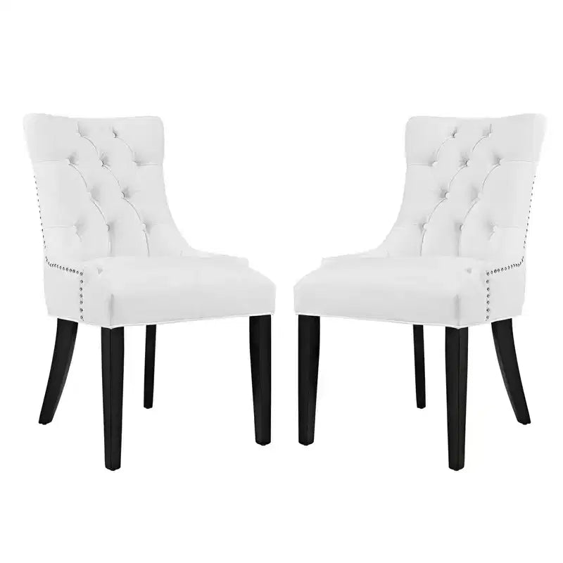 Set di 2 sedie da pranzo trapuntate, vinile bianco, borchie, gambe in legno