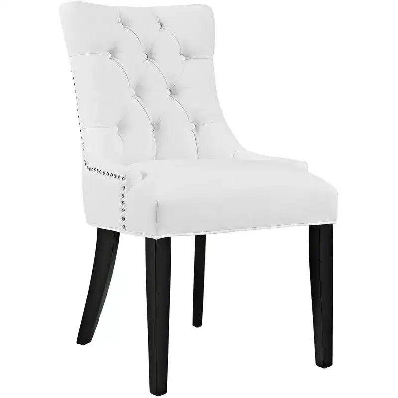 Set di 2 sedie da pranzo trapuntate, vinile bianco, borchie, gambe in legno
