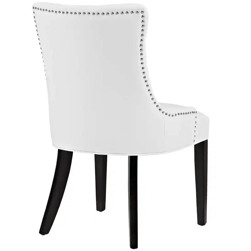Set di 2 sedie da pranzo trapuntate, vinile bianco, borchie, gambe in legno