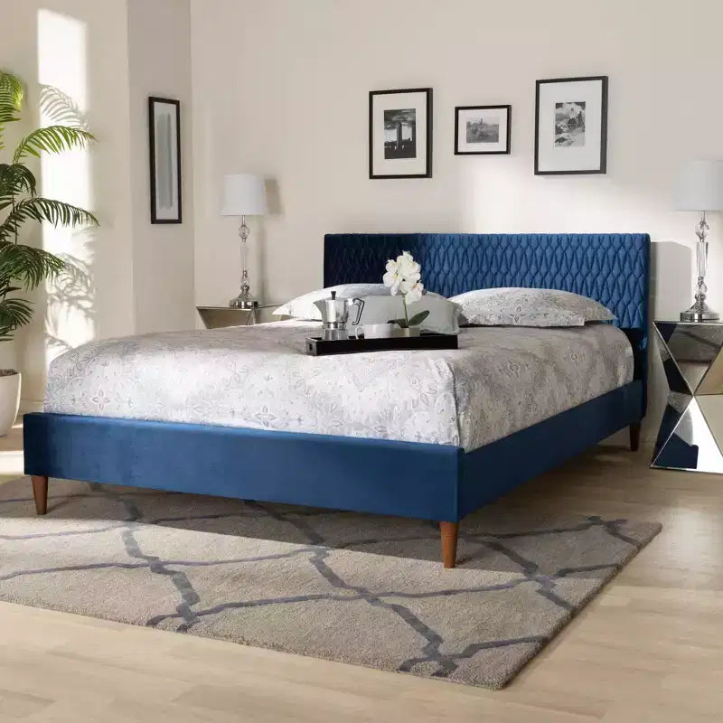 Letto a piattaforma Queen Mid-Century, velluto blu navy, testiera trapuntata a rombi, gambe affusolate