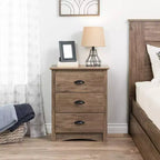 Comodino alto a 3 cassetti in grigio Drifted, MDF e pino, ferramenta antiribaltamento inclusa